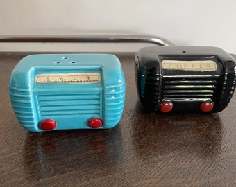 Salière et poivrière radio vintage des années 80 par Vendor