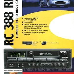 Può includere: Autoradio a cassette Philips RC 388 RDS vintage. Il frontalino mostra "EUROPE 1" e altri comandi. L'immagine mostra anche un'auto sportiva argentata classica e il logo Philips. La radio ha filtri colorati intercambiabili.
