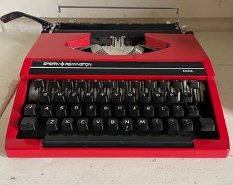 Vintage Olivetti Lettera 41 off White Typewriter - Good