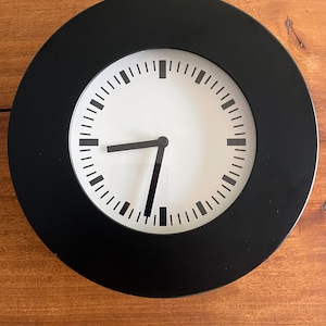 Reloj de pared minimalista vintage de Ikea