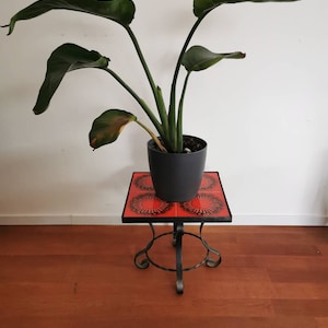 Jaren 70 bijzettafel of plantenstandaard met leuke jaren 70 tegeltjes