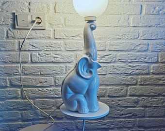 Schöne 80er Jahre Vintage weiße Elefanten Keramik Tischlampe.