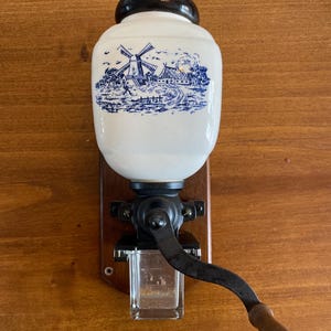 Lindo moedor de café holandês Delfts Blue montado na parede, vintage dos anos 70. Moinho de vento holandês típico, de cerâmica.