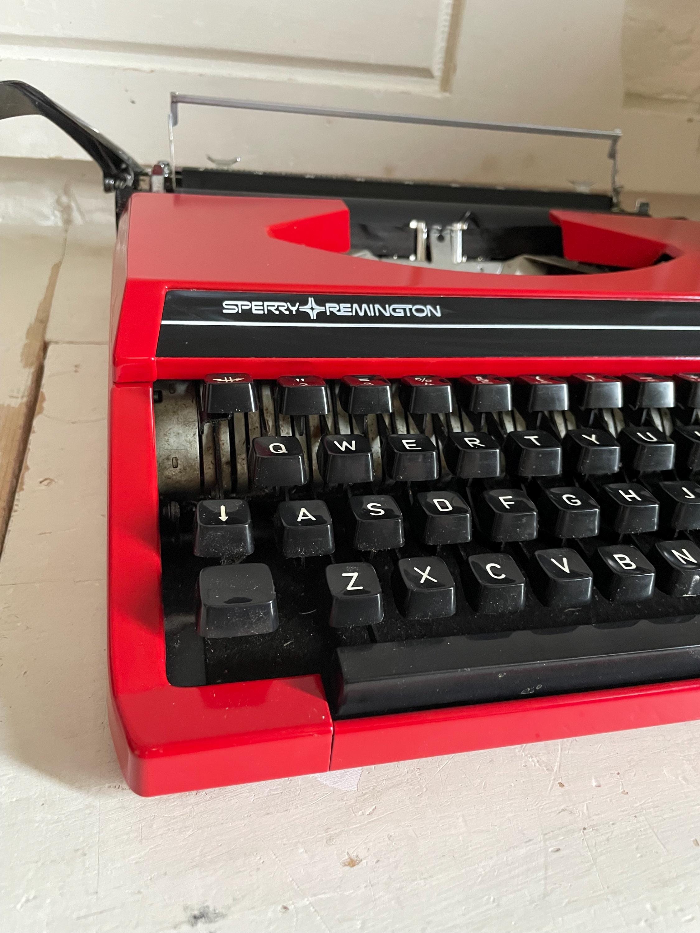 70年代のヴィンテージの赤いタイプライター - Etsy 日本