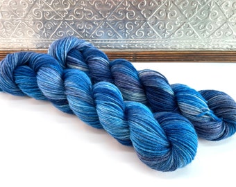 SEA HOLLY, Cusco Fingering, Indie Dyer,Non-Superwash,Highland Wool, Blue, Variegated, Good for Colorwork & Steek Projects,Hand Dyed Yarn