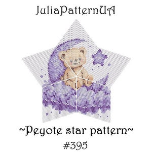 Może przedstawiać: Gwiaździsty wzór w technice peyote w kolorze fioletowym i białym, przedstawiający małego misia siedzącego na półksiężycu z gwiazdą nad nim. Wzór jest oznaczony jako "~Peyote star pattern~ #395".
