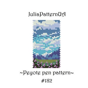 Puede incluir: Un patrón de abalorios de punto de peyote para una escena de paisaje con cielo azul, nubes blancas, colinas verdes y flores moradas. El patrón está etiquetado como "#182" y "~Peyote pen pattern~"