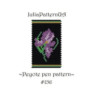 Może przedstawiać: Czarny, prostokątny wzór na długopis Peyote z fioletowym wzorem kwiatowym. Wzór zawiera tekst "JuliaPatternUA", "~Peyote pen pattern~" i "#156". Kwiat ma zielone liście i żółty środek.