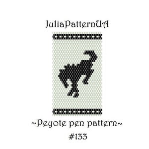 以下が含まれることがあります： 黒と白のペヨーテステッチパターンで描かれた、立ち上がる馬。パターンは薄い緑色の背景に黒色の縁取りが施されています。パターン下に「~Peyote pen pattern~ #133」のテキストがあります。