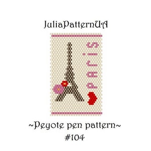 Op de afbeelding: Een kralenpatroon voor een peyote-steekproject met een bruine Eiffeltoren met roze bloemen en het woord "Paris" in roze letters. Het patroon is gemarkeerd met "Peyote pen patroon #104".
