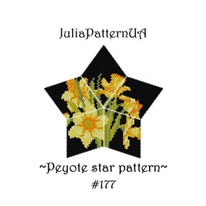 Op de afbeelding: Een zwart-wit peyote-sterpatroon kralenontwerp met een boeket gele narcissen. Het patroon is gelabeld "~Peyote star pattern~ #177".