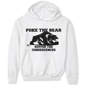 以下が含まれることがあります： 黒い文字で「Poke the Bear Suffer the Consequences」と書かれた白いフード付きスウェットシャツと、黒い熊のシルエット。