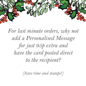 Peut inclure: Une carte de No&euml;l avec une bordure de houx et de gui. Le texte indique : "Pour les commandes de derni&egrave;re minute, pourquoi ne pas ajouter un message personnalis&eacute; pour seulement 95p de plus et faire envoyer la carte directement au destinataire ? (Gagnez du temps et des timbres !)"