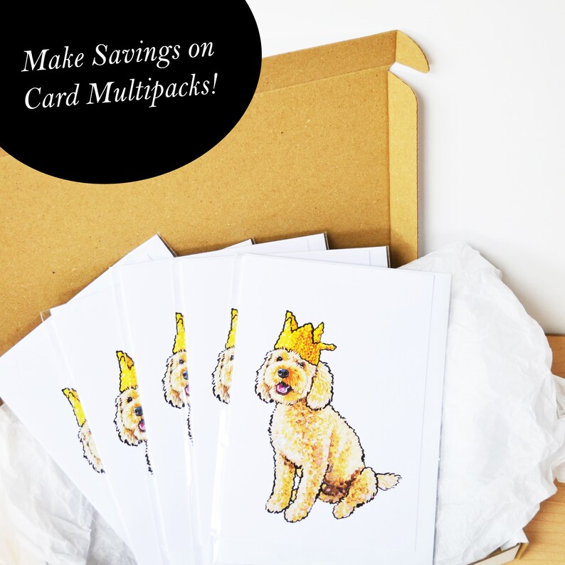 Peut inclure: Un ensemble de six cartes de v&oelig;ux vierges illustrant un chien portant une couronne, r&eacute;alis&eacute; &agrave; l'aquarelle. Les cartes sont blanches et comprennent une enveloppe blanche.