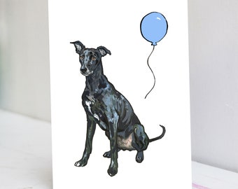 Può includere: Biglietto di auguri con un'illustrazione di un cane nero con segni bianchi, seduto. Un palloncino azzurro è disegnato sopra il cane. Lo sfondo è bianco.