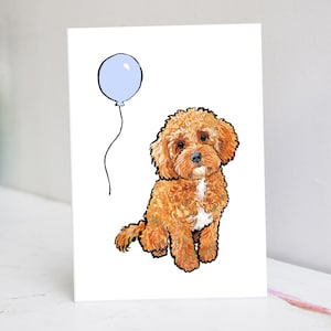 Könnte beinhalten: Eine Grußkarte mit einer digitalen Illustration eines flauschigen, goldbraunen Hundes mit lockigem Fell, der aufrecht sitzt. Der Hund hat einen weißen Fleck auf der Brust und dunkle Augen. Links neben dem Hund schwebt ein hellblauer Luftballon an einer dünnen schwarzen Schnur.