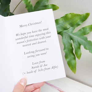 Peut inclure: Une carte blanche avec un message de No&euml;l. La carte dit "Joyeux No&euml;l ! Nous esp&eacute;rons que vous passerez un moment merveilleux &agrave; profiter des festivit&eacute;s de cette saison avec vos proches. Au plaisir de vous revoir bient&ocirc;t ! Affectueusement, Sarah & Joe (+ plein de l&eacute;chouilles d'Alfie)"