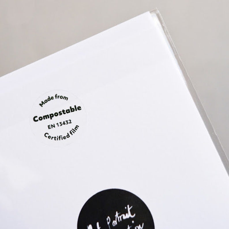 Peut inclure: Un autocollant blanc avec du texte noir qui dit "Fabriqu&eacute; &agrave; partir de film compostable EN 13432 certifi&eacute;".