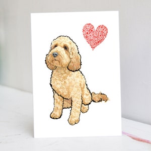 Könnte beinhalten: Eine Grußkarte mit einer Illustration eines Golden Doodle Hundes mit lockigem, hellbraunem Fell. Ein rotes Herz aus kleineren Herzen befindet sich über dem Hund. Die Karte ist vor einem weißen Hintergrund.