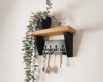 Portachiavi in legno personalizzabile con ripiano: organizer rustico per l'ingresso