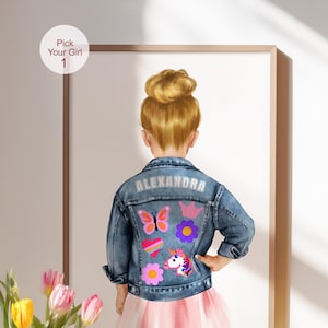 Puede incluir: Una lámina enmarcada que muestra a una persona con un moño rubio vistiendo una chaqueta vaquera azul sobre una falda rosa. La chaqueta presenta el nombre ALEXANDRA y parches coloridos que incluyen una mariposa, corazón, flor, corona y unicornio.