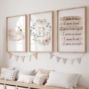 3er Set Mädchen Poster, Positive Affirmationen Wandkunst, Schwan Druck, Aquarell Blumen Initial Monogramm, Blush Schlafzimmer Dekor, DIGITAL