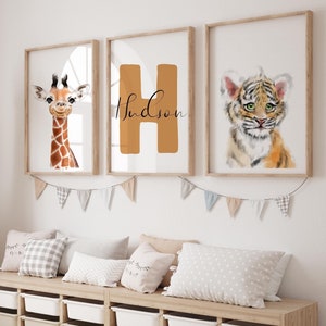 Conjunto de 3 estampas de berçário de meninos e meninas com animais de safári, decoração de selva, berçário boho personalizado, impressão de letras de monograma, pôster de animais de safári