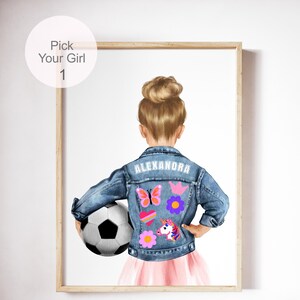 Puede incluir: Una lámina enmarcada que muestra a una persona de espaldas con el pelo rubio recogido en un moño, vistiendo una chaqueta vaquera azul con el nombre ALEXANDRA y parches coloridos que incluyen una mariposa, corazón, flor, corona y unicornio.