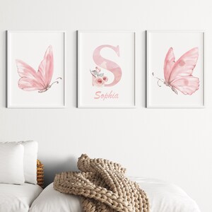 Conjunto de arte de pared de mariposa de acuarela de 3 impresiones DIGITALES, inicial de acuarela rosa rubor, decoración de guardería con estampado floral de nombre de niña, monograma personalizado