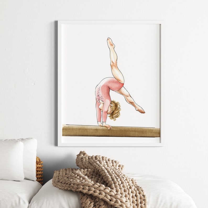 K&ouml;nnte beinhalten: Eine Aquarell-Illustration einer jungen Turnerin, die einen Handstand auf einem Schwebebalken macht. Die Turnerin tr&auml;gt einen rosafarbenen Trikot mit glitzernden Details und hat blonde Haare.