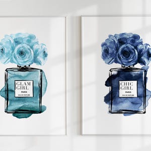 Blaue Chic & Glam Girl Parfüm Druck 2er Set, Pfingstrosen Wand Kunst, Luxus Mode Teenager Mädchen Druck, Liebe Paris Kunst, Kleinkind Mädchen Schlafzimmer Poster