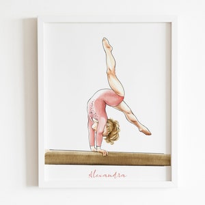 K&ouml;nnte beinhalten: Eine Aquarell-Illustration einer jungen Turnerin, die einen Handstand auf einem Schwebebalken macht. Die Turnerin tr&auml;gt einen rosafarbenen Trikot mit Blumendetails und hat blonde Haare. Die Illustration ist in einem wei&szlig;en Rahmen gerahmt und der Name "Alexandra" ist in rosa unter dem Balken geschrieben.