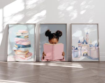 Afro-Amerikaans meisje leest kunstafdrukken, stapel boeken, decor kinderkamer magisch kasteel (digitaal)