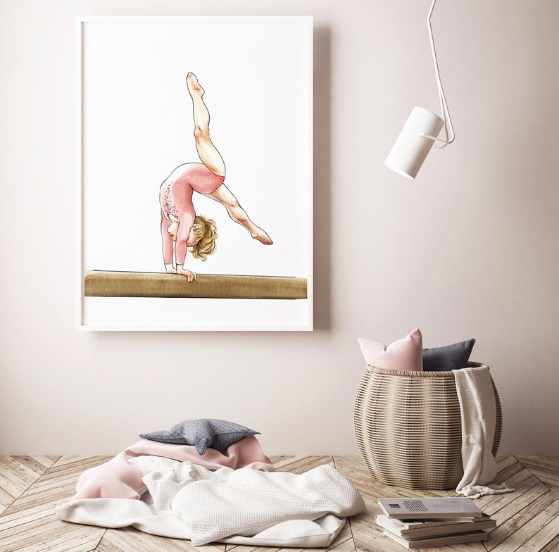 K&ouml;nnte beinhalten: Eine gerahmte Illustration einer jungen Turnerin, die einen Handstand auf einem Schwebebalken macht. Die Turnerin tr&auml;gt einen rosa Turnanzug mit wei&szlig;en Akzenten und hat blonde Haare.