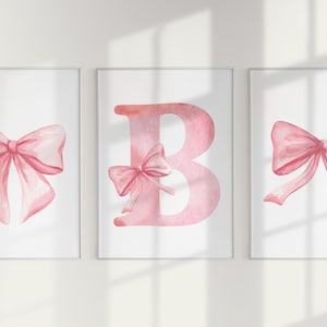 Rosa Mädchen-Kinderzimmer-Set von 3 Aquarell Rosa Schleife, Anfangsdruck, Retro adrette handgezeichnete Illustration, Benutzerdefinierte Initial Name Poster DIGITAL ART