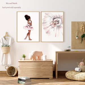 K&ouml;nnte beinhalten: Zwei Aquarelldrucke mit einer Ballerina. Der erste Druck zeigt eine junge Ballerina in einem rosa Tutu, die auf einem Bein steht. Der zweite Druck zeigt ein Paar rosa Ballettschuhe auf einem rosa Tutu.
