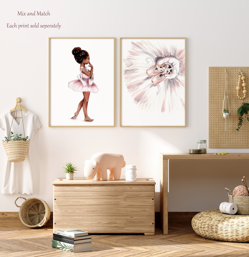 K&ouml;nnte beinhalten: Zwei Aquarelldrucke mit einer Ballerina. Der erste Druck zeigt eine junge Ballerina in einem rosa Tutu, die auf einem Bein steht. Der zweite Druck zeigt ein Paar rosa Ballettschuhe auf einem rosa Tutu.