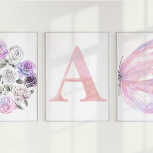 Conjunto de arte de pared de mariposa de acuarela de 3 impresiones digitales, inicial de acuarela púrpura, decoración de vivero con estampado floral de nombre de niña, monograma personalizado