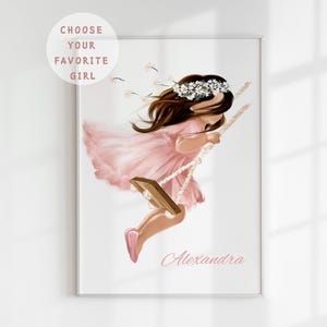 Può includere: Illustrazione di una bambina su un'altalena, con un vestito rosa e una corona di fiori. L'opera d'arte include il testo "CHOOSE YOUR FAVORITE GIRL" e il nome "Alexandra". Lo stile è morbido e utilizza una tavolozza di colori chiari.