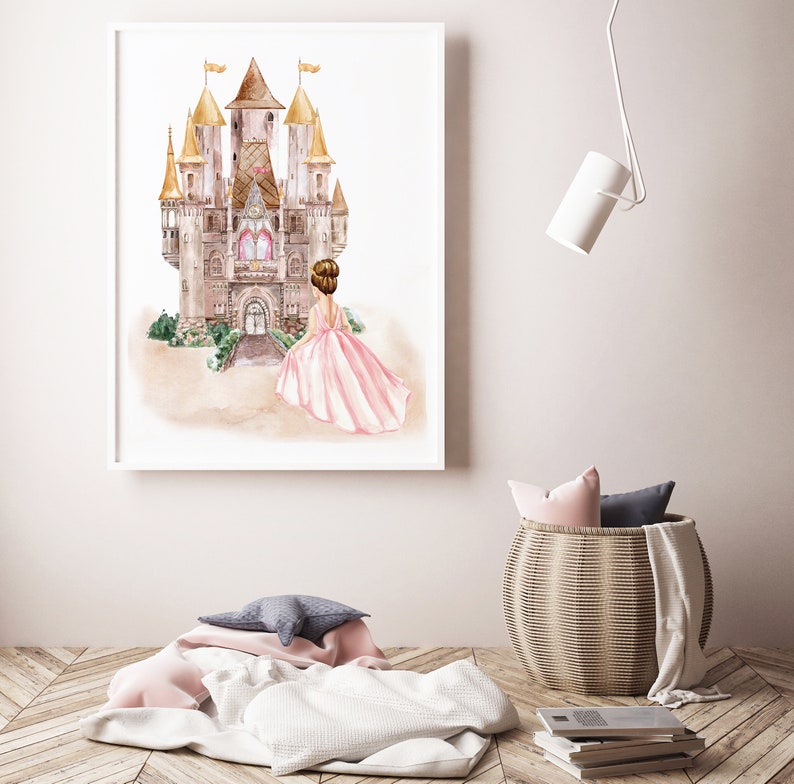 K&ouml;nnte beinhalten: Ein Aquarellbild einer Prinzessin in einem rosa Kleid, die vor einem gro&szlig;en, detaillierten Schloss mit goldenen Akzenten steht.