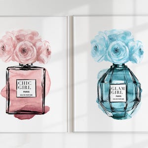 Blau Rosa Chic & Glam Girl Parfüm Druck 2er Set, Pfingstrosen Wandkunst, Luxus Mode Teenager Mädchen Druck, Love Paris Art, Kleinkind Schlafzimmer Poster