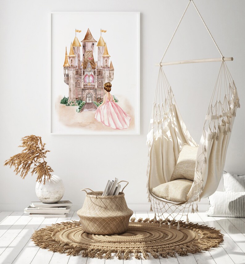 K&ouml;nnte beinhalten: Ein Aquarellbild einer Prinzessin, die vor einem M&auml;rchenschloss steht. Das Schloss ist aus Stein und hat einen hohen Turm. Die Prinzessin tr&auml;gt ein rosa Kleid und hat lange braune Haare. Das Bild ist vor einem wei&szlig;en Hintergrund gemalt.