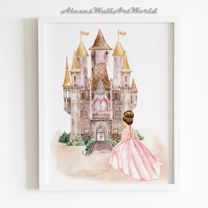 K&ouml;nnte beinhalten: Ein Aquarellbild eines M&auml;rchenschlosses mit goldenem Dach und einem jungen M&auml;dchen in einem rosa Kleid, das davor steht.