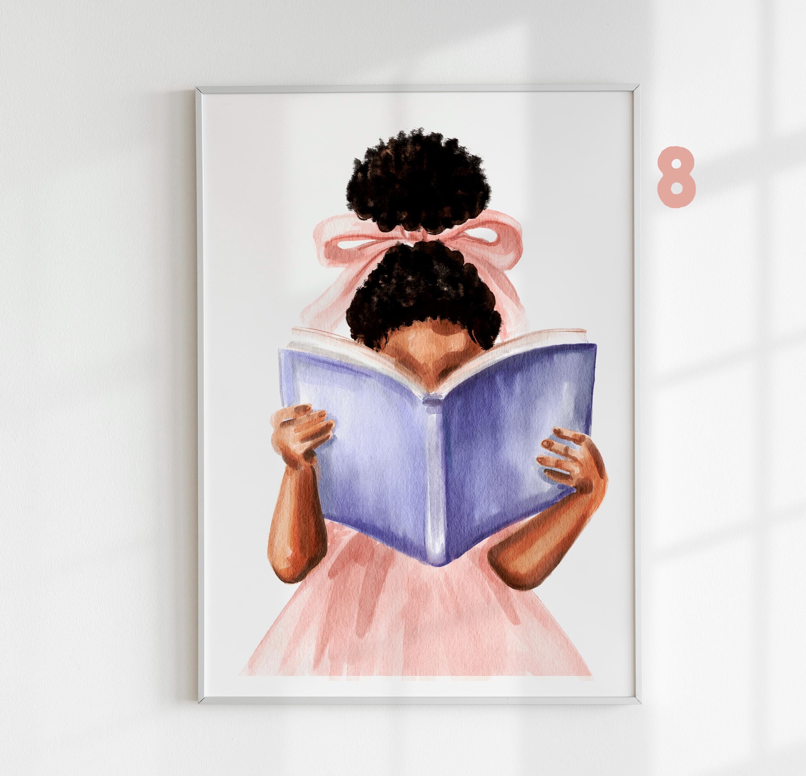 Stampa Artistica Da Parete Per Bambina, Ragazza Con Capelli Castani E Fiocco Rosa, Quadro Pastello 40x60 Cm Per Cameretta E Angolo Lettura