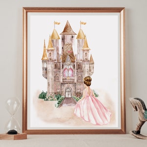 K&ouml;nnte beinhalten: Ein Aquarellbild eines M&auml;rchenschlosses mit goldenen Akzenten und einer Prinzessin in einem rosa Kleid, die davor steht.
