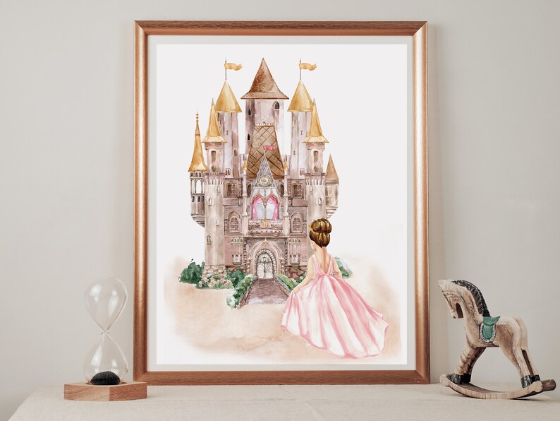 K&ouml;nnte beinhalten: Ein Aquarellbild eines M&auml;rchenschlosses mit goldenen Akzenten und einer Prinzessin in einem rosa Kleid, die davor steht.