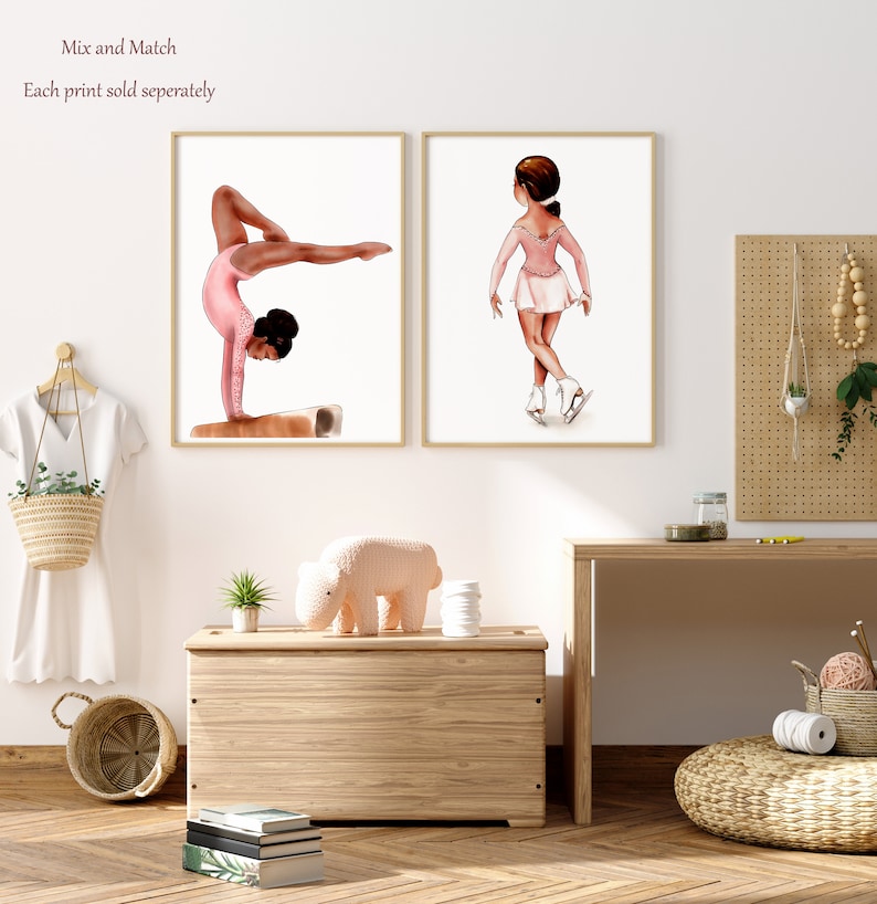 K&ouml;nnte beinhalten: Zwei Aquarell-Illustrationen von jungen M&auml;dchen in rosa Trikots und T&uuml;llr&ouml;cken. Ein M&auml;dchen macht einen Handstand auf einem Schwebebalken, das andere geht Schlittschuhlaufen. Der Text "Mix and Match" und "Each print sold separately" befindet sich oben im Bild.