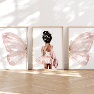 Könnte beinhalten: Drei gerahmte Aquarelldrucke mit einem jungen Mädchen in einem rosa Tutu und Schmetterlingsflügeln. Das Mädchen trägt eine Krone und hält rosa Ballettschuhe. Die Drucke sind vor einer weißen Wand platziert.