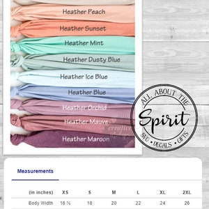 Op de afbeelding: Een display van opgevouwen t-shirts in verschillende heather-kleuren, waaronder perzik, mint en blauw. De afbeelding toont ook een maattabel met afmetingen in inches en een logo met de tekst "ALL ABOUT THE Spirit SVG DECALS GIFTS."