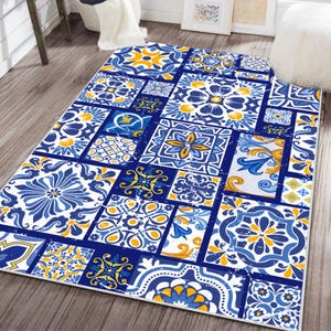 Może przedstawiać: Dywan w kolorze niebieskim i żółtym z geometrycznym wzorem. Dywan składa się z różnych płytek z misternymi wzorami kwiatowymi.